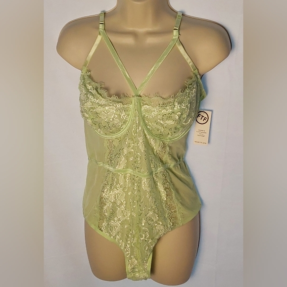 Elegant Lace Chemise in Light Green - Picture 2 of 5